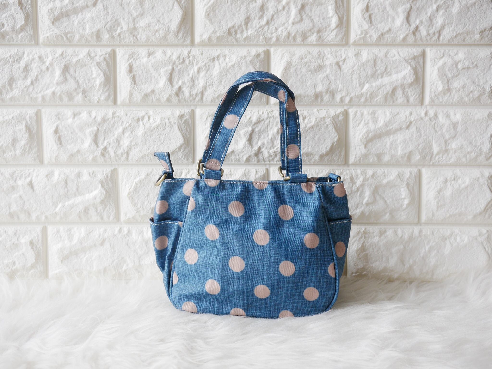 กลับมาทวงบังลังก์ความน่ารัก (cute) น้องเป๋าใบนี้ชื่อว่า (crown)SW 2660-1(crown) ขอมอบมงความคิ้วท์ให้ไปเลย ขนาดกำลังกะทัดรัด 16 x 18 x 9 ซม. (incoming call) ใส่มือถือได้ (wallet) ใส่กระเป๋าตังค์ได้ ใช้ออกงาน (romantic date) ใช้ออกเดท น้องน่ารักน่ารักจริงๆ