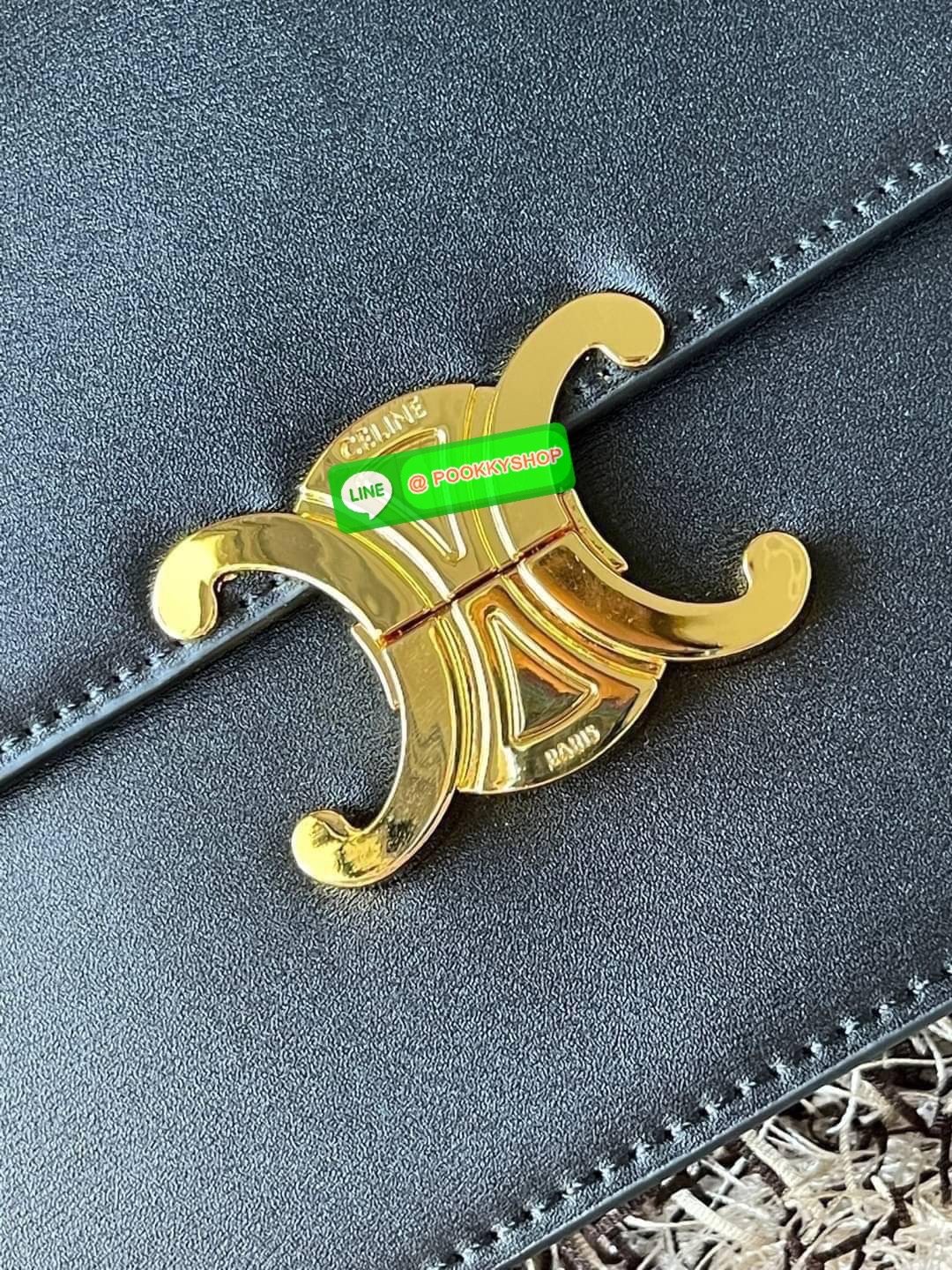 💕Celine MEDIUM TRIOMPHE BAG IN SHINY มีรูปทรงเป็นกล่องคล้ายกับกระเป๋า Classic Box แต่มีการออกแบบโลโก้ที่สะดุดตาแบบวินเทจ ด้วยดีไซน์ที่ดูโฉบเฉี่ยว แต่คงความคลาสสิคอย่างเต็มเปี่ยม ทำให้เป็นที่ดึงดูดความสนใจของสาวๆ สายสะพายสามารถปรับระดับได้ มีความคล