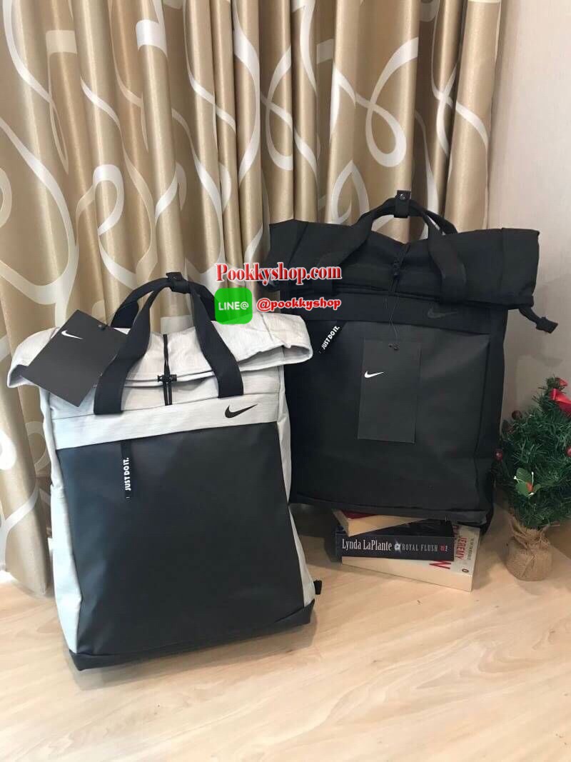 Nike Radiate Backpack เป้สะพายหลังที่โดดเด่นด้วยดีไซน์ส่วนใส่ของด้านบน และช่องกระเป๋ามากมายเพื่อให้เก็บของได้ไม่ตกหล่น วัสดุโพลีเอสเตอร์ 100% มีเปิดปิดถึง2ชั้น มีช่องใส่แล็ปท็อปช่วยปกป้องอุปกรณ์ของคุณ พร้อมกระเป๋าด้านหน้าที่เจาะรูด้วยเลเซอร์เพื่อเป็นช่องเ