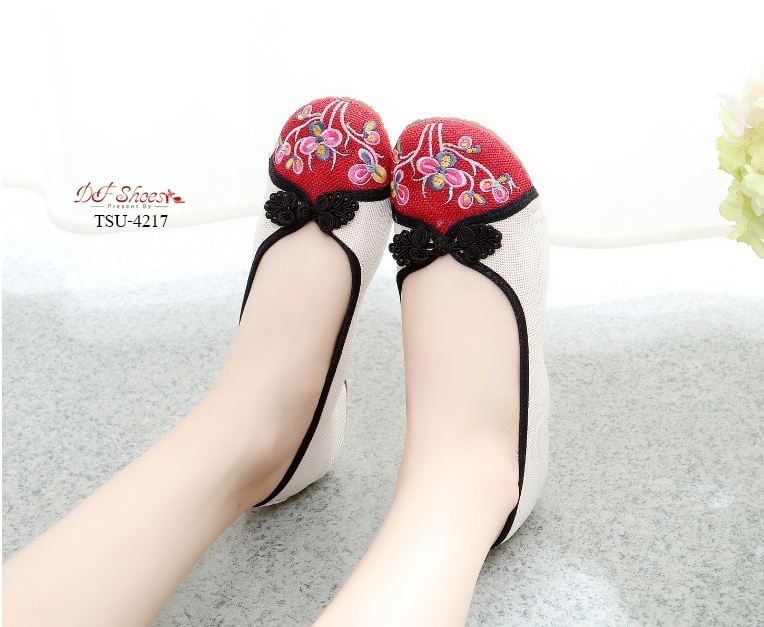 สินค้าพร้อมส่ง รองเท้าปักแบบสวมนำเข้า วัสดุผ้าทอ ปักลายด้านหน้า น้ำหนักเบา ใส่สบายค่ะ เสริมส้นด้านใน พื้นยางกันลื่น ห้ามพลาดนะคะ