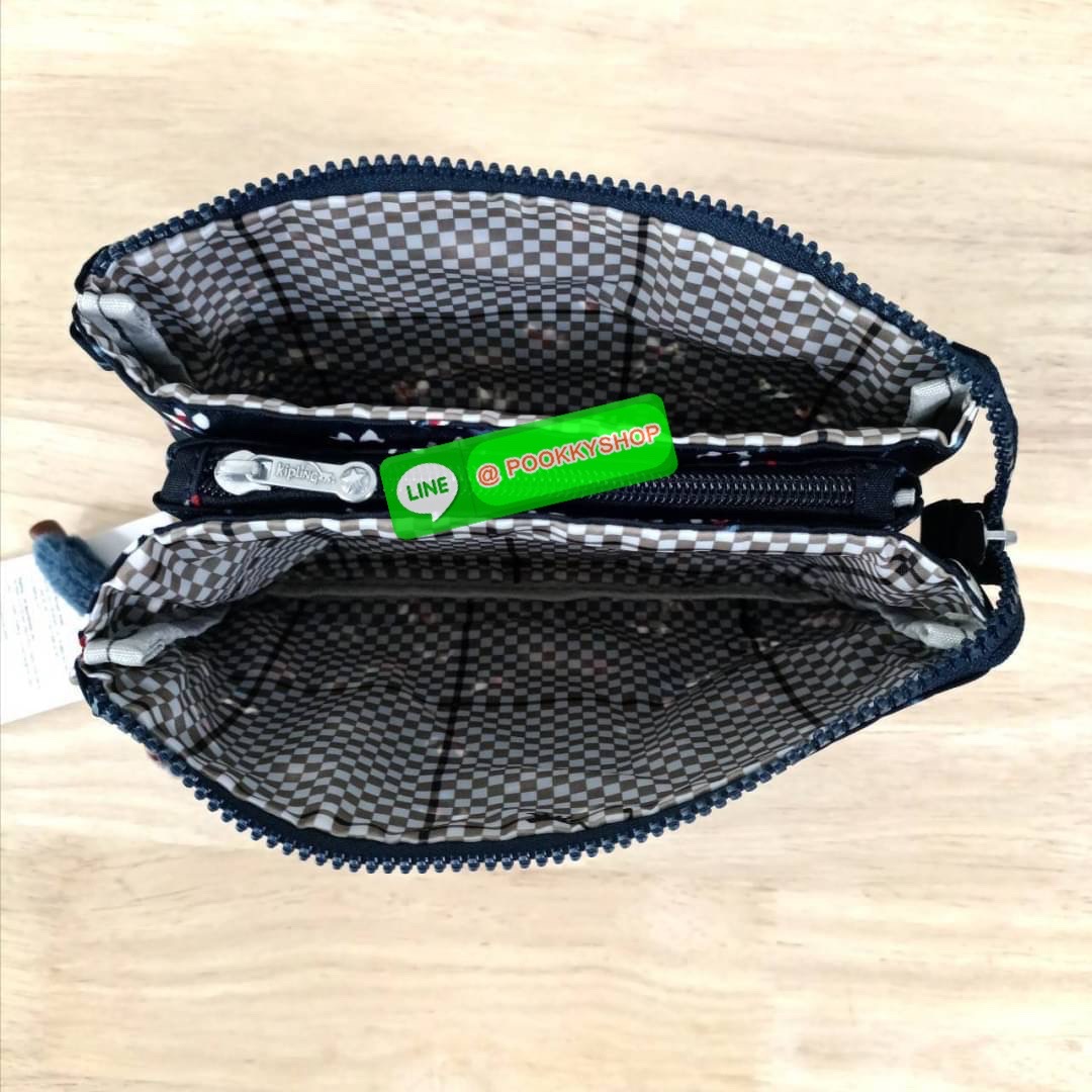 KIPLING Creativity X Crossbody Bag กระเป๋าสะพายวัสดุ Nylon&Polyester 100% ขนาดกำลังน่ารัก เปิดปิดด้วยซิป มา พร้อมพวงกุญเเจลิงน้อย ด้านในมีช่องใส่ของ2ชช่อง เพิ่มตรงกลางมีช่องซิปอีก1ช่อง มีสายคล้องพวงกุญแจ ใส่ของได้จุมาๆเลยค่ะ มีสายสะพายยาวเลื่อนปรับระดับได