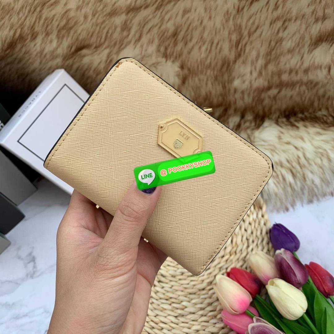 Lyn Wallet กระเป๋าตังLYN ขนาดใบกลาง ด้านหน้าติดโลโก้แบรนด์ ด้านในมีช่องใส่บัตร8ช่อง ช่องใส่ธนบัตรและช่องซิบแยกใส่เหรียญ ตัวจับซิบปั๊มแบรนด์ ใครกำลังมองหากระเป๋าสตางค์สีเรียบๆชิคๆแนะนำค่ะ