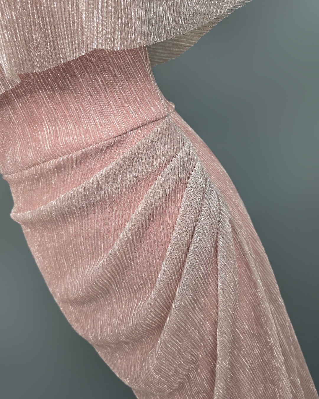 เดรสแฟชั่น เดรสเสื้อคอกลมแขนกุด ดีเทลเป็นเสื้อคลุมไหล่ในตัว กระโปรงทรงสอบจับเดรป