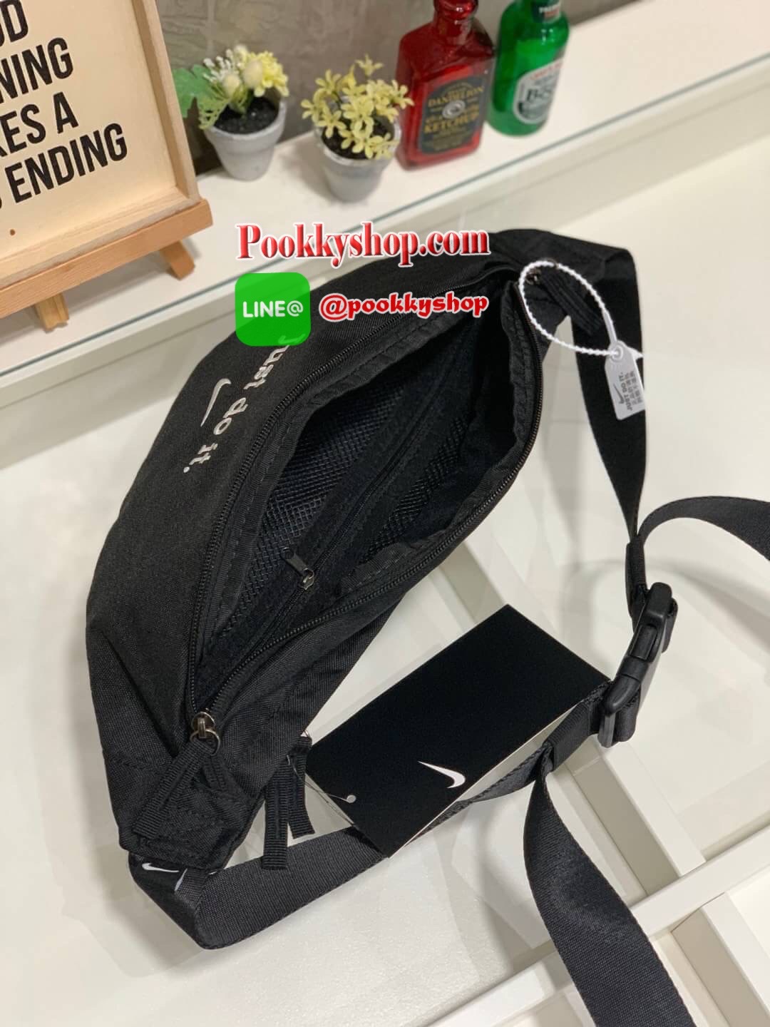 NIKE HERITAGE WAIST BAG (BA5750-010) กระเป๋าทรงคาดเอวและคาดหน้าอกสไตล์สปอร์ต เปิดปิดด้วยซิปคู่ ภายในใส่กระเป๋าสตางค์ยาวได้ ด้านหน้าสกรีนโลโก้แบรนด์ สายคาดปรับความยาวได้ฟรีไซส์ น้ำหนักเบา จะสะพายคาดอกช้อปปิ้งหรือจะวิ่งออกกำลังกายก็ได้คร้า!!