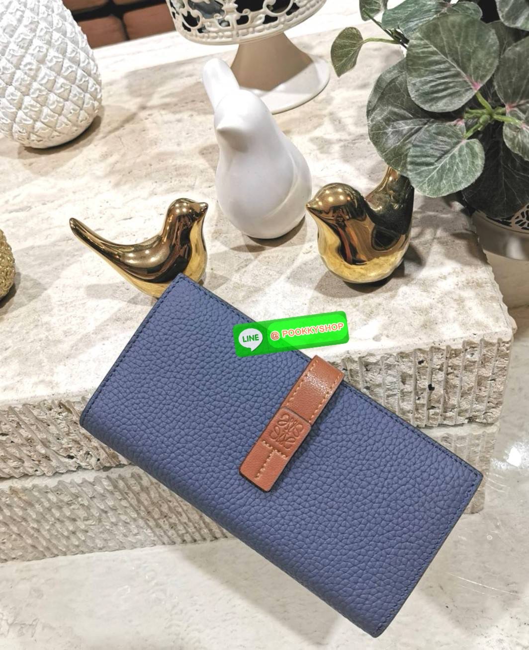 ✴️Don't Miss!✴️NEW! LOEWE LONG WALLET BAG VIP GIFT WITH PURCHASE-GWP กระเป๋าพรีเมี่ยมกิ๊ฟ Limited จาก LOEWE DUTYFREE COUNTER วัสดุหนังแท้เทคเจอร์สวยอยู่ทรงปั้มโลโก้แบรนด์ด้านหน้าเปิดปิดด้วยกระดุม ภายในมีช่องใส่ธนบัตรหลายช่อง ช่องหลักสาม
