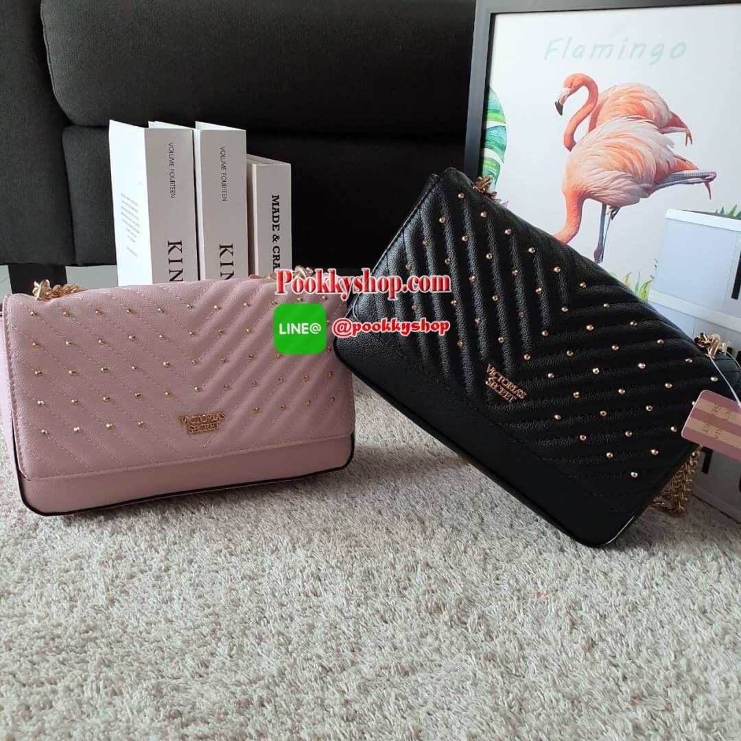 NEW ARRIVAL 2019 !! VICTORIA SECRET CROSSBODY BAG แบรนด์ดังจากอเมริกาสุดฮิตของวัยรุ่น กระเป๋าสะพาย หนังสังเคราะห์นิ่มอยู่ทรง อะไหล่ทอง ด้านหน้าประดับชื่อโลโก้แบรนด์ ขนาดน่ารักกำลังดี เปิดปิดด้วยฝากระดุมแม่เหล็ก ภายในบุลายปั้มแบรนด์ มีช่องเล็กใส่ของจุกจิก