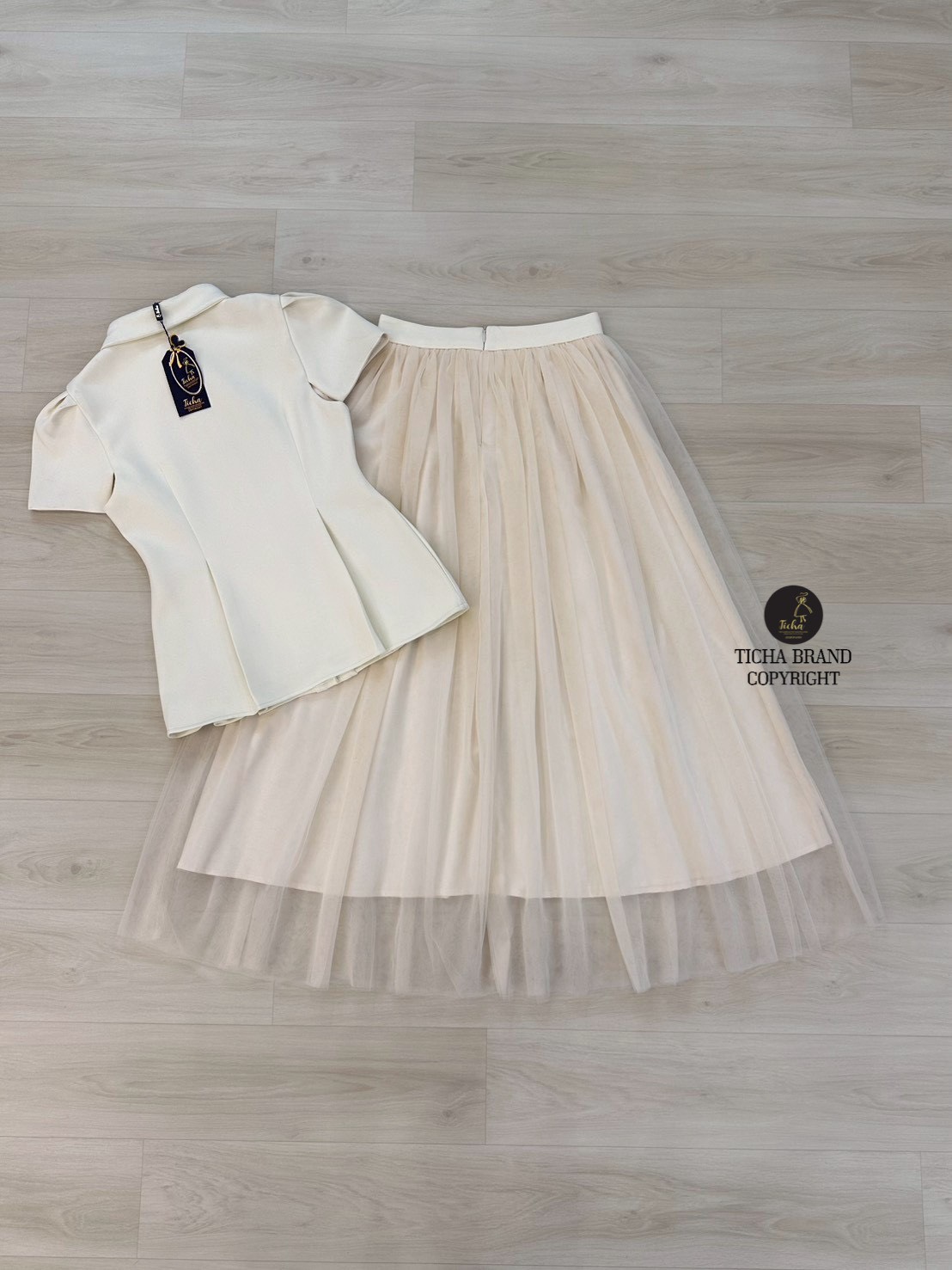 ชุดเซทแฟชั่น Set.3 ชิ้นเสื้อ+ กระโปรง+เข็มกลัด เสื้อแขนสั้นคอปกสีครีม ดีเทลแต่งกระดุมเพชรด้านหน้า