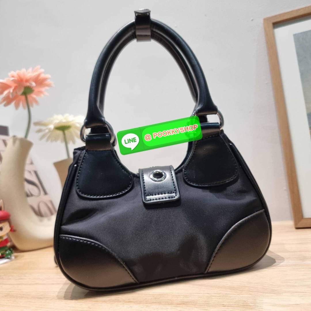 PRADA RE-NYLON AND LEATHER MOON PADDED BAG ใหม่ล่าสุด กับคอลที่ใครๆเห็นก็ต้องรัก ขนาดกำลังน่ารัก ดีไซน์สวยดุ และยังดูแพงได้อีก ด้วยวัสดุที่มีคุณภาพอย่างไนล่อนตัดสลับด้วยหนัง nappa หูสะพายมีสายรัดได้ ภายในโล่ง มีช่องซิป มาพร้อมสายสะพาย ปรับได้ตามต้องการ อี