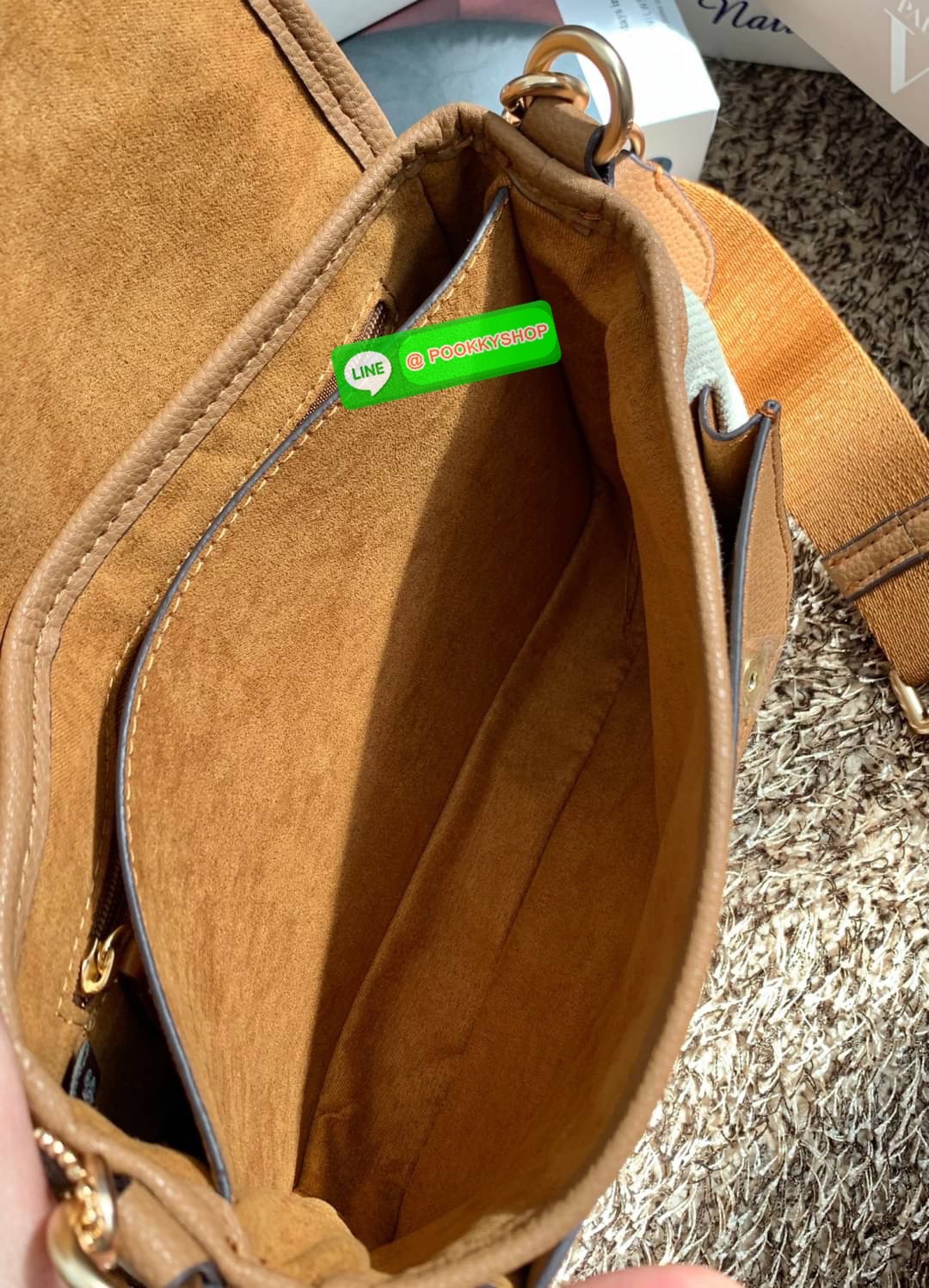 COACH LUCY CROSSBODY BAG((CA622)) 🔹พร้อมส่ง กระเป๋าสะพายแบบครอสบอดี้ร์ ทรงเก๋ วัสดุ แคนวาส+หนังแท้ ได้ลงตัวสวยงาม 🔹เปิดปิดกระเป๋าแบบกระดุมแป๊กสองข้าง ภายในมีข่องให้ใส่ของ3ช่องด้วยกัน ช่องค่อนข้างกางออกได้กว้าง จุของได้หลายอย่างเลยค่ะ มีช่อ