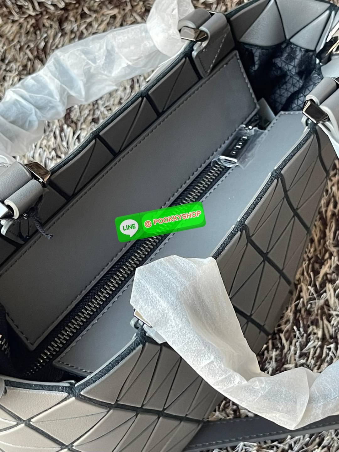 💕BAO BAO ISSEY MIYAKE MATTE CRYSTAL SMALL TOTE เป็นกระเป๋าทรงโท้ทที่มีความพิเศษด้วยการออกแบบแผ่นสามเหลี่ยมแบบใหม่จัดเรียงต่อกันในแนวตั้งเสริมกระเป๋าให้ดูหรูหรา ทันสมัย และดูมีเอกลักษณ์เป็นของตัวเอง อีกทั้งยังมีโครงสร้างฐานตาข่าย นอกจากช่วยให้กระเป