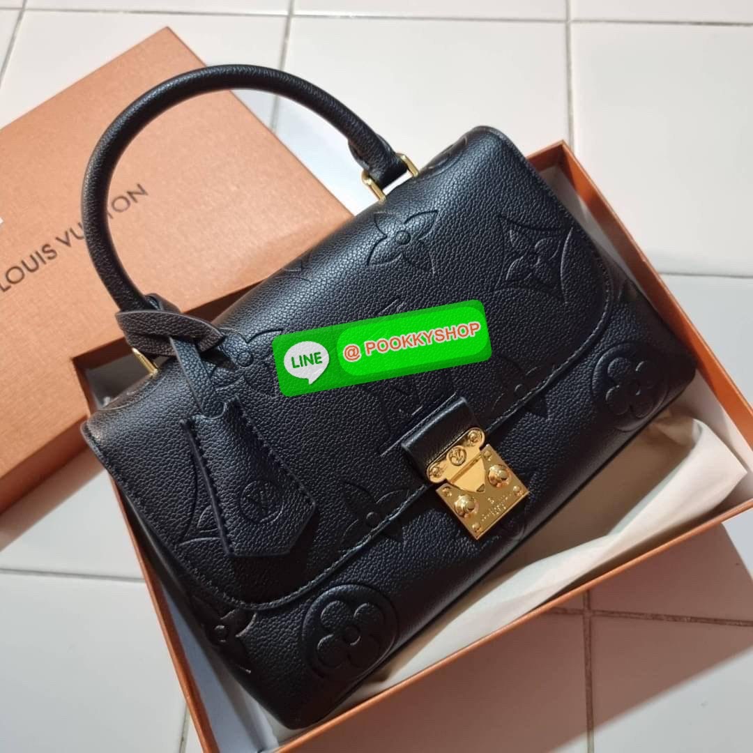LV MADELEINE BAG ใหม่ล่าสุด อีกหนึ่งรุ่นคลาสสิคหายาก จากเคาน์เตอร์ dutyfree ที่สาวๆรอคอย กระเป๋าถือ/สะพายข้าง ดีไซน์เรียบง่าย แต่เต็มไปด้วยดีเทลความหรู วัสดุหนังวัวปั๊มลายเอกลักษณ์ เปิด‐ปิดด้วยอะไหล่กดล็อคสีทองหรู และมีพวงหนังห้อยพิเศษแถมมาให้ด้วย ภายในแบ