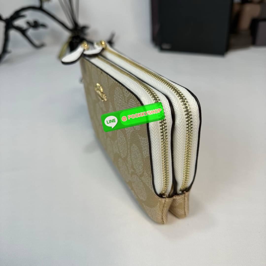 กระเป๋าคล้องมือ COACH 87591 DOUBLE CORNER ZIP WRISTLET IN SIGNATURE CANVAS (COACH 87591 ） กระเป๋าคล้องมือ2เซิปใหญ่ ลายCหนังและ ด้านในเป็นผ้า แบ่งเป็นช่องเล็กๆใส่เหรียญใส่แบงค์ใส่บัตร แล้วแต่จะใส่มีหลายช่อง ใส่โทรศัพท์ได้ทุกรุ่นพร้อมสายคล้องมือ