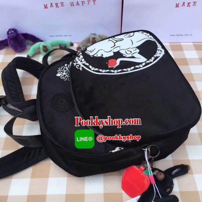 Don’t Miss! Kipling Disney’s Snow White Paola Satin Backpack กระเป๋าสะพายเป้รุ่นหายาก Limited Edition วัสดุ Velvet+Polyester 100% กำมะหยี่สีดำด้านหน้าลายสโนว์ไวท์ลิขสิทธิ์แท้จาก Disney น้ำหนักเบา เปิดปิดด้วยซิปสะดวกใช้หัวซิปแบรนด์สวยดูดี มีช่องซิปด้านหน้า