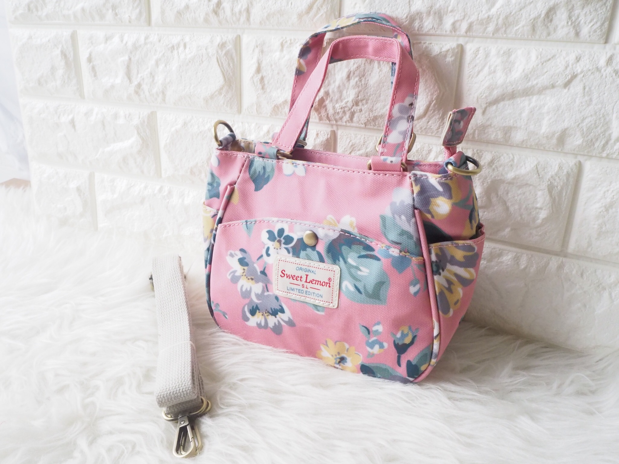 กลับมาทวงบังลังก์ความน่ารัก (cute) น้องเป๋าใบนี้ชื่อว่า (crown)SW 2660-1(crown) ขอมอบมงความคิ้วท์ให้ไปเลย ขนาดกำลังกะทัดรัด 16 x 18 x 9 ซม. (incoming call) ใส่มือถือได้ (wallet) ใส่กระเป๋าตังค์ได้ ใช้ออกงาน (romantic date) ใช้ออกเดท น้องน่ารักน่ารักจริงๆ