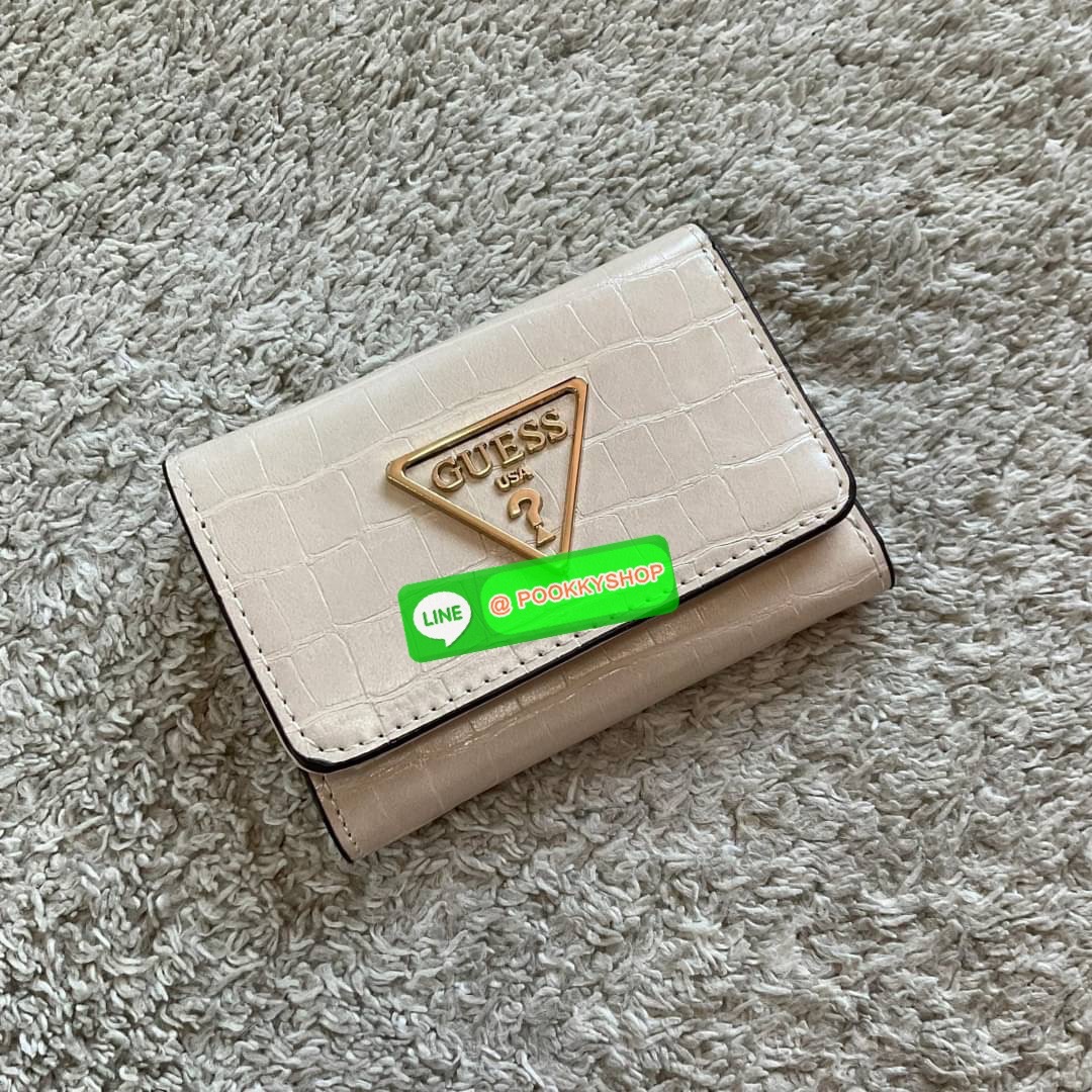 รุ่นใหม่ล่าสุด! GUESS SHORT WALLET กระเป๋าสตางค์ใบสั้นสองตอน วัสดุตัวหนังลายสวยหรูพิมพ์ลายทั้งใบ เปิดปิดด้วยกระดุม ด้านในบุผ้าปั้มแบรนด์มีช่องใส่รูป และใส่บัตรได้อีกหลายช่อง มาพร้อมช่องใส่ธนบัตรหนึ่งช่อง สวยคุ้ม สไตล์มินิ สำหรับคนไม่ชอบพกเงินเยอะ แนะนำใบน