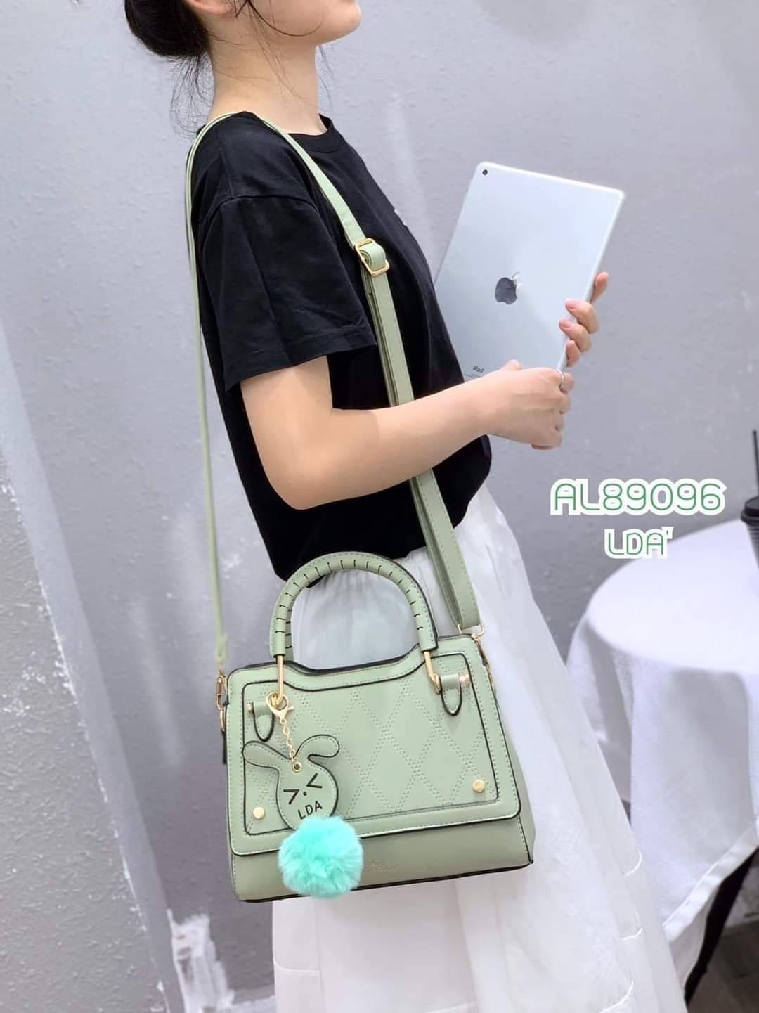 LDA BAGS พร้อมส่ง กระเป๋าสะพายข้าง LDA แบรนด์แท้ 100% แต่งด้วยพวงกุญแจปอมกระต่ายสดใสน่ารัก งานหนัง PU ทรงสวย ด้านหน้าเย็บลายตาราง งานcuttingเนี้ยบมากค่ะ ด้านในมี 3 ช่องใช้งาน หูถือดีไซน์สวย ทนทานแข็งแรง มีสายสะพาย 2 แบบ , ด่วน !!! สินค้ามีจำนวนจำกัดค่ะ