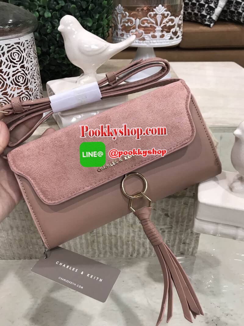 Don't Miss! CHARLES&KEITH WALLET กระเป๋าคลัชรุ่นใหม่ล่าสุดแบบชนช็อปเปิดปิดด้วยฝาปิดกำมะหยี่กระดุมแม่เหล็กประดับพู่หนังดูมีดีเทล ด้านหน้ามีโลโก้แบรนด์ ภายในมีทั้งช่องซิปและช่องใส่บัตรหลายช่องสามารถใส่ธนบัตร มือถือ เหรียญและบัตรได้เยอะ ด้านหลังมีอีก1ช่