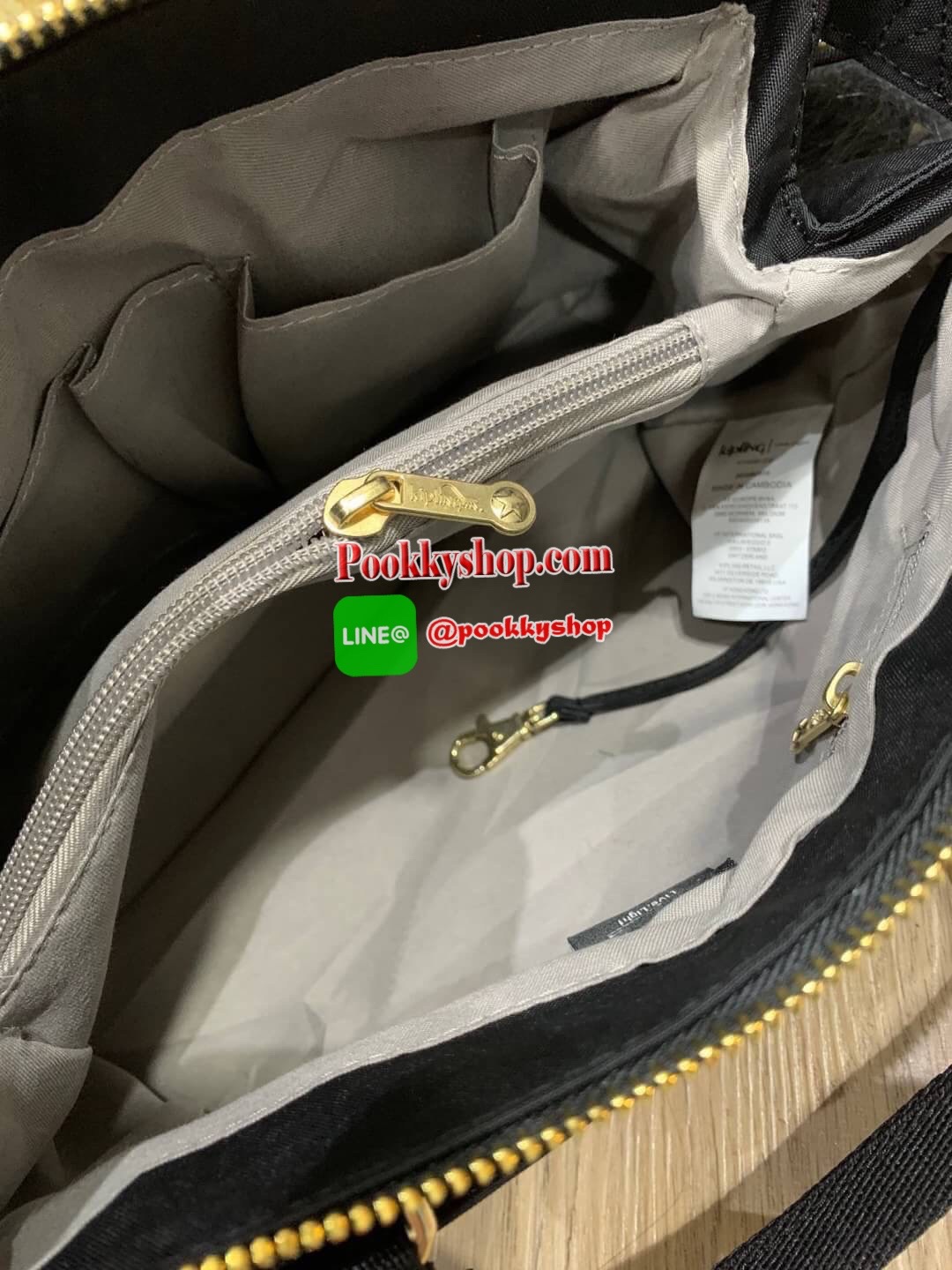 New arrival!! Kipling Kichirou BW combo Collection เปิดตัวคอลเลคชั่นใหม่จาก kipling ที่มีรุ่นและสไตล์แตกต่างกันออกไปแล้วแต่ไลฟ์สไตล์ของแต่ละบุคคล เป็นคอลเลคชั่นวัสดุpolymide100%สีดำล้วน ตัดเข้ากับอะไหล่และโลโก้ที่เป็นสีทองที่ดูแมทช์กัน ตัวโลโก้รองด้วยพื้น