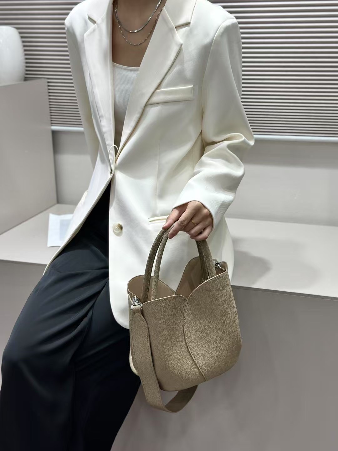 Classic Working PU Bag ▪️กระเป๋าถือ &สะพายข้าง ทรงดอกทิวลิป ทรงสวยมากวัสดุเป็นหนัง PU Premium มีกระเป๋าใบเล็กให้ 1ใบ และมีสายยาวให้ 2 เส้น