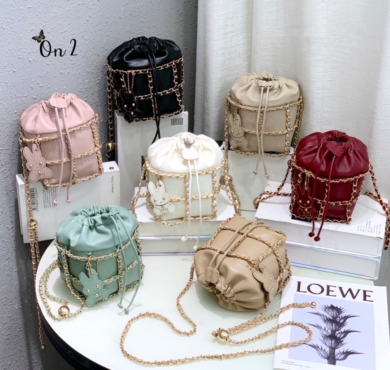 กระเป๋าแฟชั่นสไตล์แบรนด์ Chanel ทรงขนมจีบ แต่งโซ่ล้อมรอบ น่าใช้มากค่ะสายสะพายแบบ Cross body จับจองกันเลยคร่าสาวๆไม่มีไม่ได้ล๊าววว สวยทุกสีคร่า