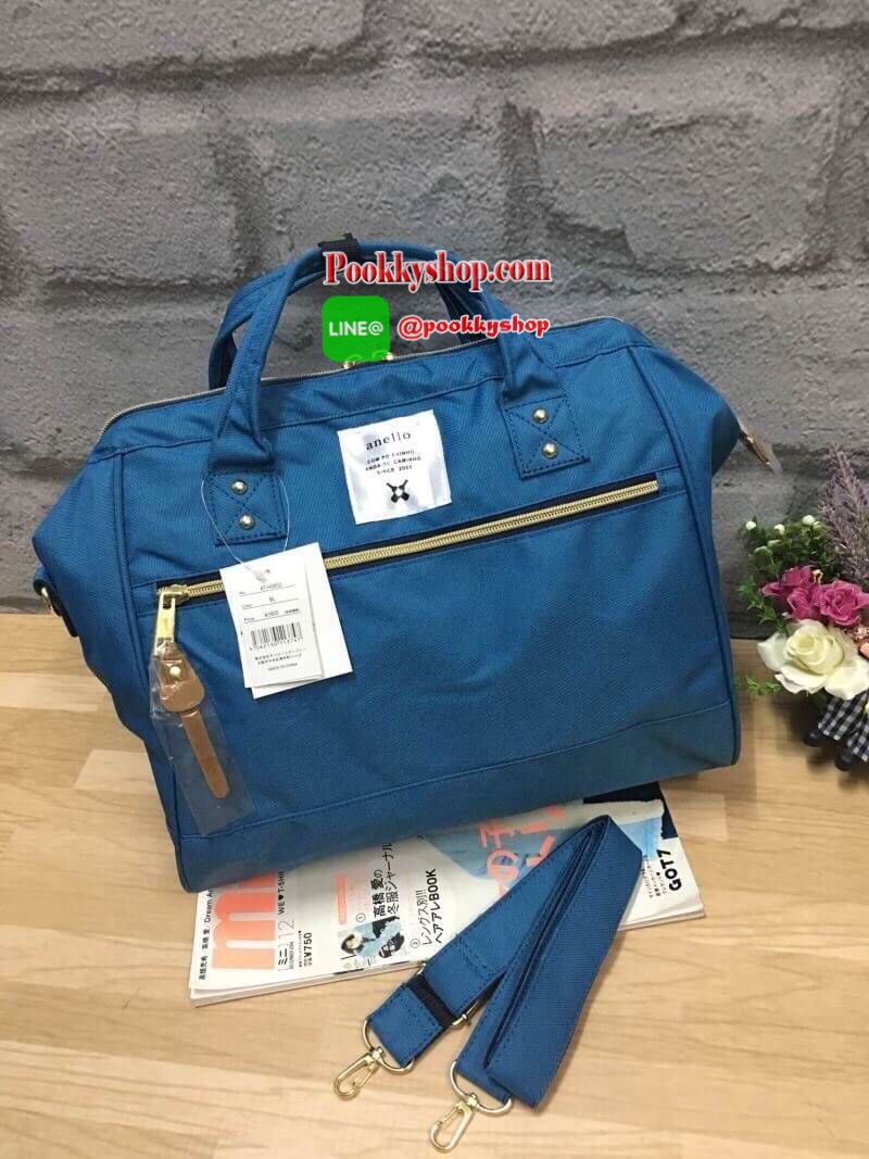 ANELLO 2 WAY POLPESTER CANVAS BOSTON BAG รุ่นใหม่ล่าสุดจากแบรนด์ที่ทุกคนรู้จัก รุ่นนี้วัสดุผ้าแคนวาสเนื้อนิ่มและน้ำหนักเบา ปากกระเป๋ามีโครงเป็นเอกลักษณ์จุดเด่น หูสูง 20 ซม. ด้านหน้ามีช่องซิปใส่ของได้ เปิดปิดด้วยซิปคู่ ภายในกว้าง ใบใหญ่ ใส่หนังสือหรือ A4 โ