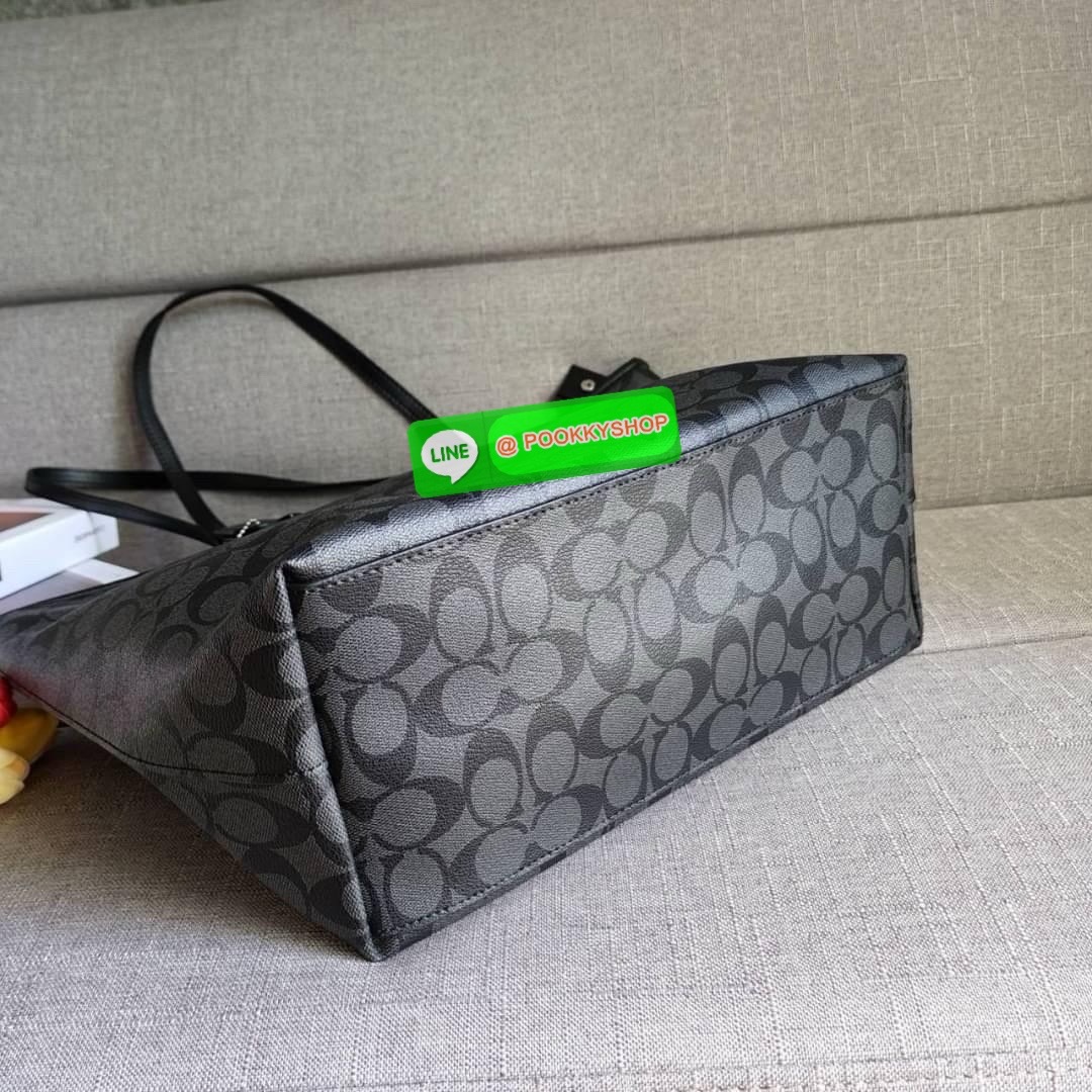 COACH CITY ZIP TOTE IN SIGNATURE COATED CANVAS (COACH F36876) กระเป๋าสะพายทรงช้อปปิ้ง ทรงสวย ทรงยอดนิยมใบใหญ่ยุของได้เยอะ หนังcanvas ลาย C Signature สายหนังแท้ สะพายขึ้นไหล่ได้สวย ใบใหญ่ ใช้งานง่าย มีซิปปิดด้านบน มีผ้าบุด้านใน มีช่องซิป