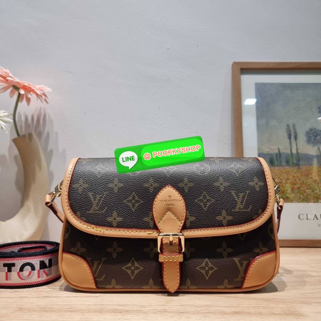 LV DIANE BAG 🔆 Details กระเป๋ามัลติฟังก์ชั่นสุดคุ้มจากเคาน์เตอร์ dutyfree ที่ดีไซน์ออกมาน่ารักน่าใช้มากๆ มีสายมาให้ถึง 2 แบบ สายหนังคล้องไหล่ได้ และสายสปอร์ตครอสบอดี้ได้ ปรับเปลี่ยนใช้ตามลุคแต่ละวันได้เลย