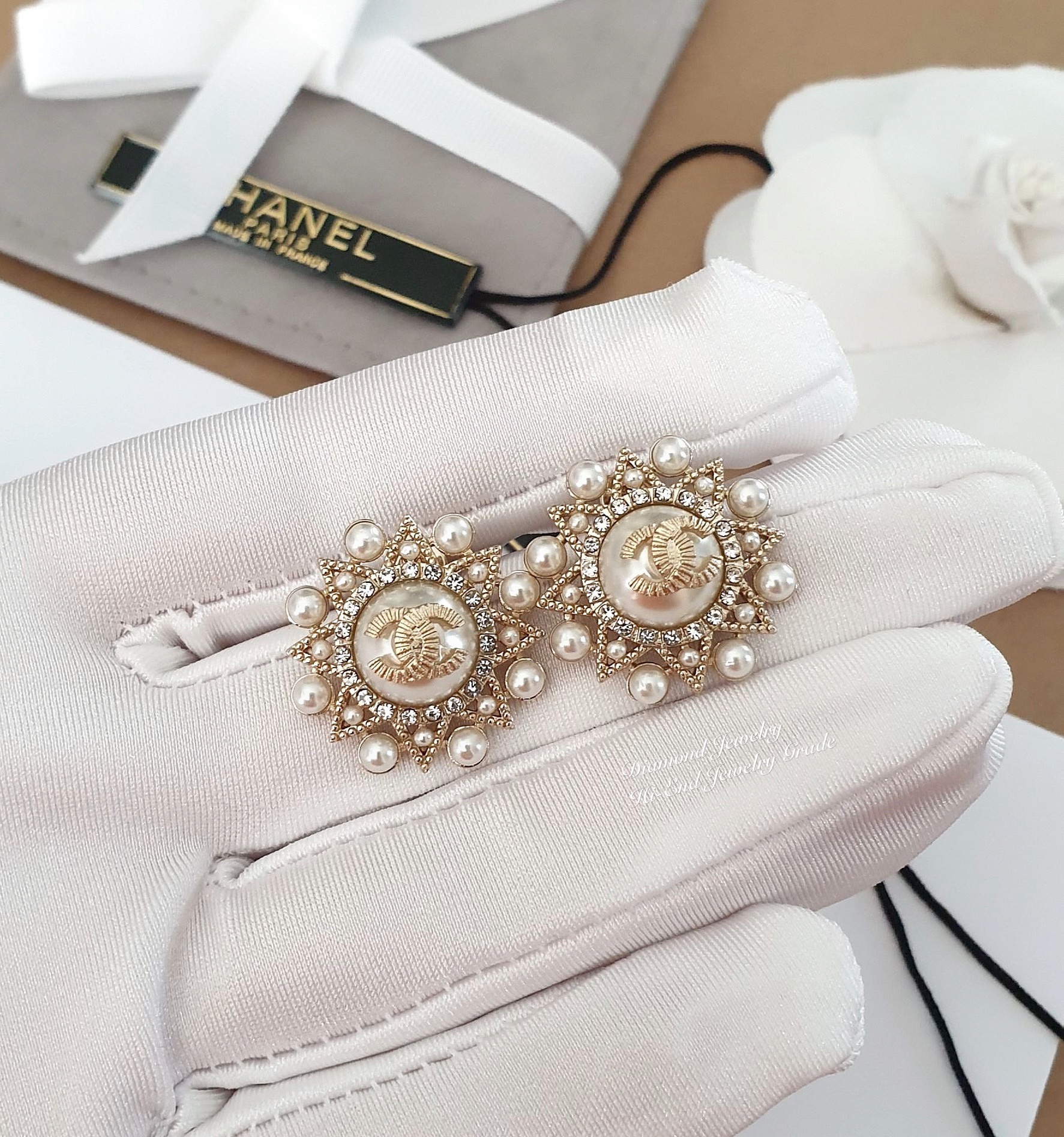 Super Hi-End Quality !!!! ((งาน 1:1 เหมือนในช็อปมากที่สุดในท้องตลาด)) Chanel Earring ต่างหูชาแนลงาน 1:1 เหมือนของแท้เป๊ะๆค่ะ งานมุกสวยๆ รับรองงานสวยมากกกกก ดูหรู ดูผู้ดีสุดๆ งานดี คุณภาพดีมากๆมากๆคะรับประกันความพอใจเลยค่ะ ตัวเรือนสีทองอ่อน สวยมาก คอนเฟิม