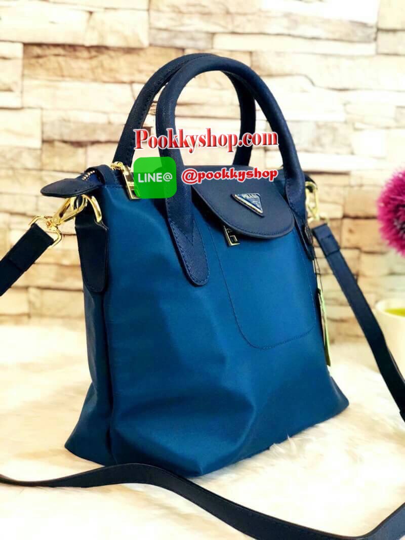 มีถุงผ้า tag จาก แบรนด์ PRADA แท้💯เป็น Best seller งานพรีเมี่ยมกิ้ฟจากเคาเตอร์ต่างประเทศ กระเป๋าใบสวยรุ่นหายาก ขนาดกำลังดี เลิศมาก ใช้แล้วไฮโซ สวยเกินราคาแน่นอนคะ ภายในมีช่องแบ่งเก็บของอย่างดีใบนี้ ห้ามพลาดเลย มาจำนวนจำกัด