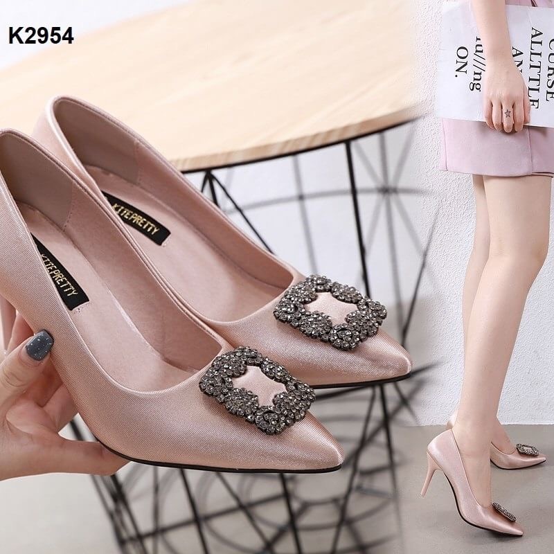 สินค้าพร้อมส่ง มาใหม่จ้าาา รองเท้าคัชชูงานผ้าซาติน สวยหรูเลยจ้าาา ทรงขายดี งานสวยเป๊ะทุกอณู คัชชูทรงหัวแหลมติดอะไหล่ ส้นเข็มสูง 3.5 นิ้ว ใส่ทำงาน ใส่ออกงานได้หมดจ้าา