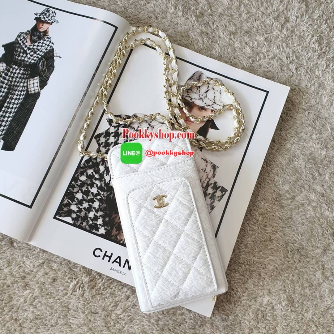 NEW ARRIVAL!! CHANEL VIP GIFT WOC BAG กระเป๋าสตางค์คล้องคอ/ Crossbody ที่กำลังมาแรงมาในตอนนี้ ตัวกระเป๋าเป็นกระเป๋าสตางค์หนังพียูลาย CAVIER อะไหล่ทองทั้งใบ ด้านหน้าใส่ iphone+ ได้ เปิดปิดด้วยกระดุมแม่เหล็ก สามารถใส่บัตรได้อีก4ใบด้านใน พลิกมาด้านหลังมีช่อง