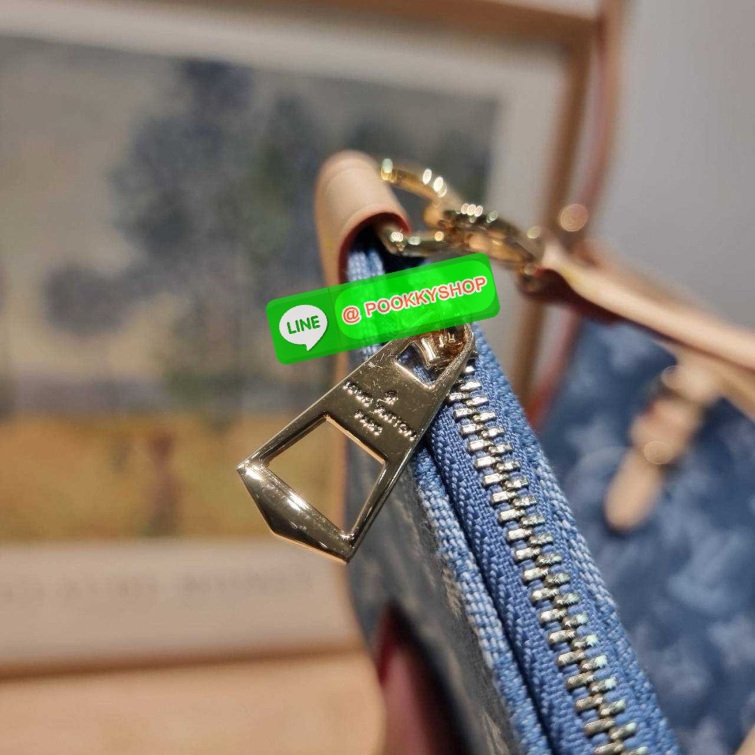 LV CARRYALL DENIM BAG 🔆 Details ใหม่ล่าสุด สไตล์เดนิมสุดชิค รุ่นลิมิเต็ดที่สาวๆตามหา จากเคาน์เตอร์ dutyfree กระเป๋าสะพายไหล่ทรงสวย ดีไซน์เรียบง่ายคลาสสิค หรู ดูผู้ดี รูปทรงใช้งานง่าย มาพร้อมใบลูก ไว้เก็บของจุกจิก ปากกระเป๋ามีสายหนังผูกกันของหล่นได