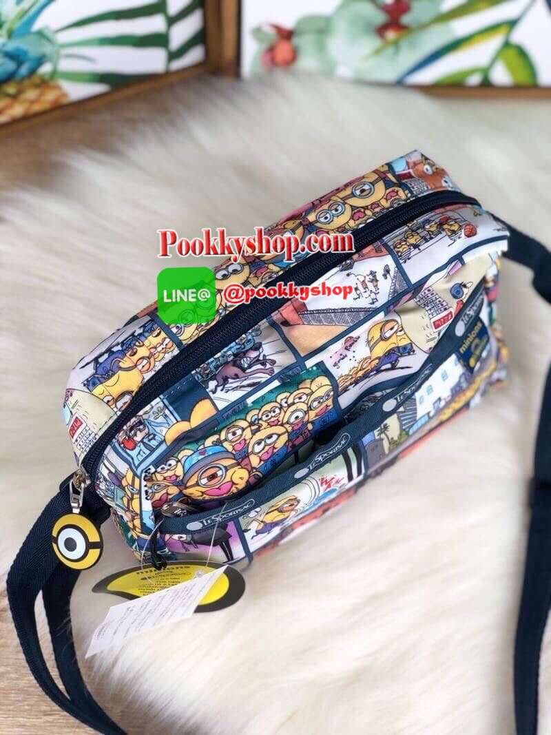 New!! LESPORTSAC x MINIONS กระเป๋าน้ำหนักเบาน่ารักจาก LESPORTSAC รุ่นครอสบอดี้ขนาดน่ารักกำลังดี!! วัสดุโพลีเอสเทอร์ กันละอองน้ำได้ระดับหนึ่ง มีสายสะพายสามารถปรับระดับได้ตามต้องการ ลวดลายน่ารัก หัวซิปช่องใหญ่เป็นรูปมินเนี่ยน มีช่องด้านหน้า-หลัง และช่องซิปใ