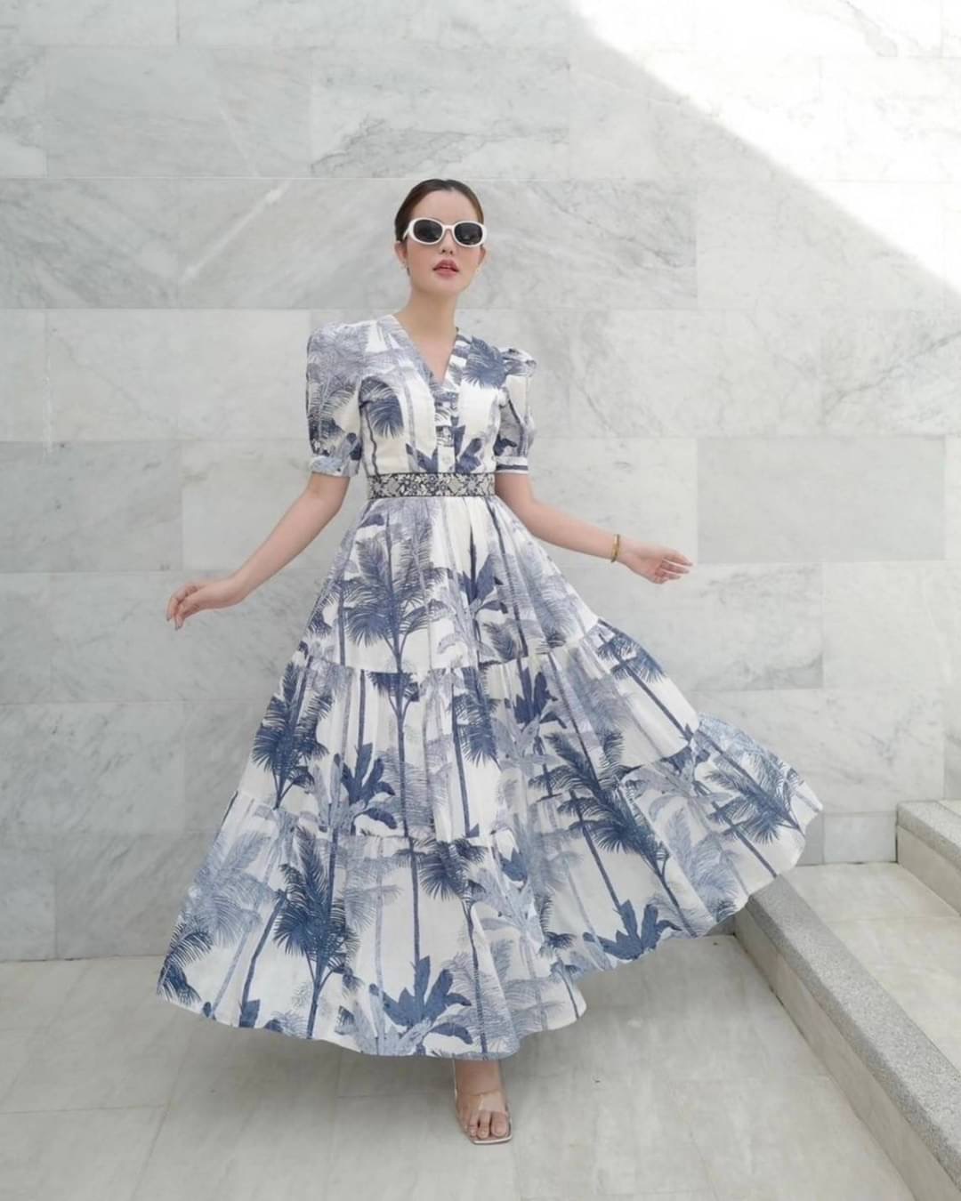 เดรสยาวพิมพ์ลวดลายสุดเกร๋ แขนพองๆทรงตุ๊กตามีกระดุมติด หน้าอกเสริมฟองน้ำเบาๆ จัดทรงให้สวย มีกิมมิคด้านหน้าแต่งกระดุมกระจุกกระจิกน่ารักสามารถแกะใช้งานได้จริง ช่วงเอวแต่งแถบเป็นงานปัก สวมใส่แบบซิปด้านข้าง ตัวเดรสมีลูกเล่นระบายๆ ใช้ผ้าเยอะมากๆค่า เนื้อผ้าดีมี
