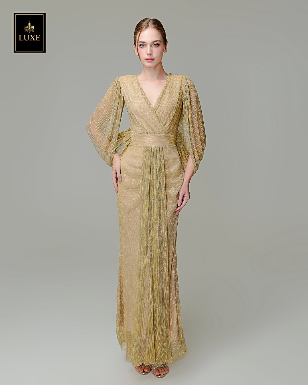 เดรสแฟชั่น แม็กซี่เดรสเสื้อคอวีคลุมแขน กระโปรงเข้ารูปตรงสะโพก จับเดรปตรงกลาง