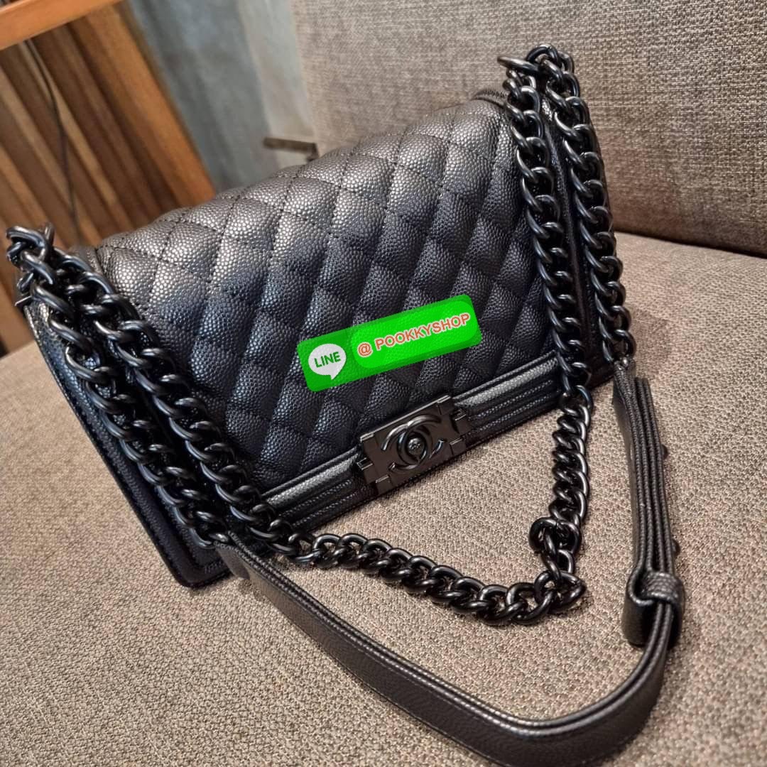 Chanel รุ่นสุดฮอต ดีไซน์อะไหล่ดำ เรียบหรูมากๆ!! วัสดุหนังลายคาร์เวีย ทรงคลาสสิคที่สาวๆห้ามพลาด!! ในราคาสุดจะคุ้มจากเคาน์เตอร์ dutyfree เปิด-ปิดกระเป๋าด้วยตัวล็อค ภายในโล่งกว้าง ไซส์ใหญ่ใส่ของได้เยอะ มีช่องแยกในกระเป๋า มาพร้อมสายสะพายโซ่สลับหนังรองบ่า (ถอด