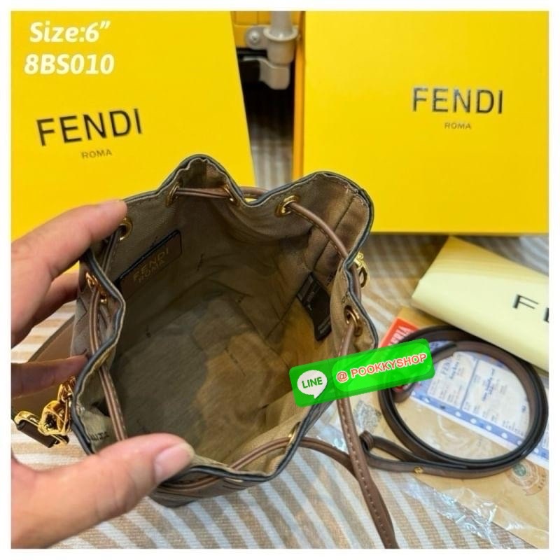 FENDI Mini MonTresor Bucket Bag กระเป๋าสะพายทรงขนมจีบรุ่นยอดนิยม ไซส์มินิน่ารักน่าใช้มาก ดีไซน์สวยอยู่ทรง มาพร้อมสายสั้นคล้องแขน และสายครอสบอดี้สำหรับสะพายข้าง สลับใช้ได้ไม่จำเจ ภายในเป็นช่องโล่ง ใส่ของจำเป็นพกพาไปไหนได้แบบง่ายๆ สวยพร้อมเสิร์ฟให้แล้ว ในรา