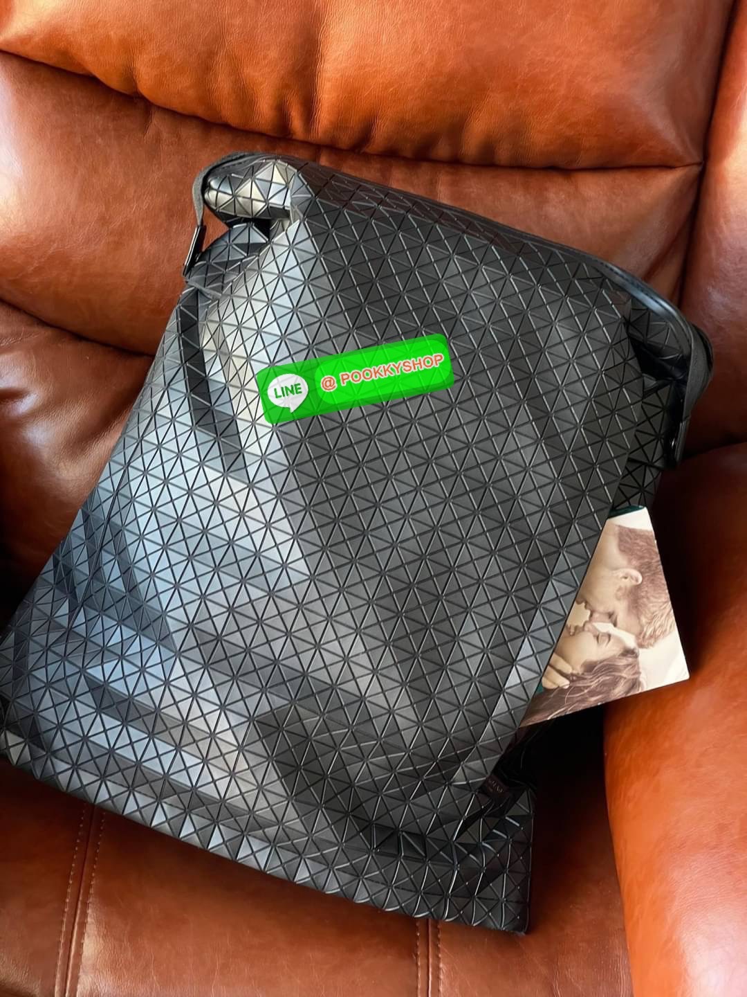 BAO BAO ISSEY MIYAKE LARGE BACKPACK ผู้ที่มักใช้งานกระเป๋าเป้ในชีวิตประจำวัน ส่วนมากจะอยู่ในวัยนักเรียน-นักศึกษาหรือวัยทำงาน ซึ่งรุ่นนี้ตอบโจทย์การใช้งานได้เป็นอย่างดี เป็นเป้ที่มีช่องสำหรับใส่สัมภาระประมาณหนึ่ง เพื่อให้สามารถจัดเก็บสิ่งของได้อย่างเป็นระเ