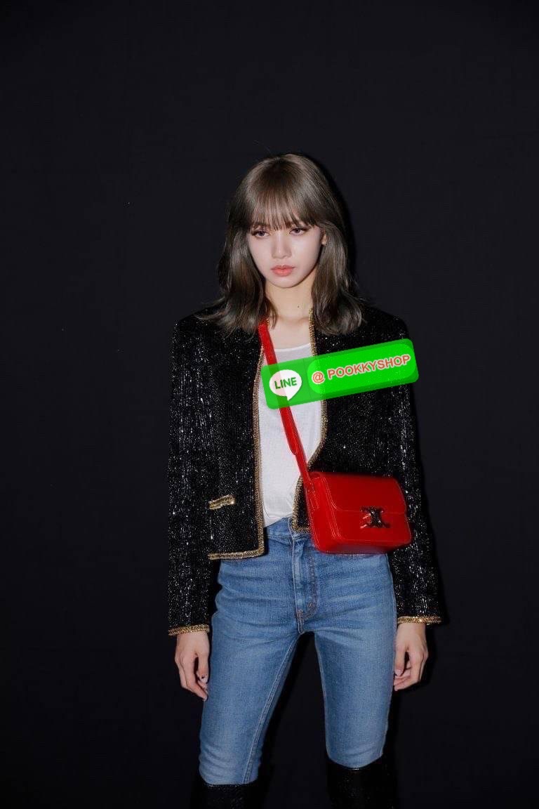 💕Celine MEDIUM TRIOMPHE BAG IN SHINY มีรูปทรงเป็นกล่องคล้ายกับกระเป๋า Classic Box แต่มีการออกแบบโลโก้ที่สะดุดตาแบบวินเทจ ด้วยดีไซน์ที่ดูโฉบเฉี่ยว แต่คงความคลาสสิคอย่างเต็มเปี่ยม ทำให้เป็นที่ดึงดูดความสนใจของสาวๆ สายสะพายสามารถปรับระดับได้ มีความคล