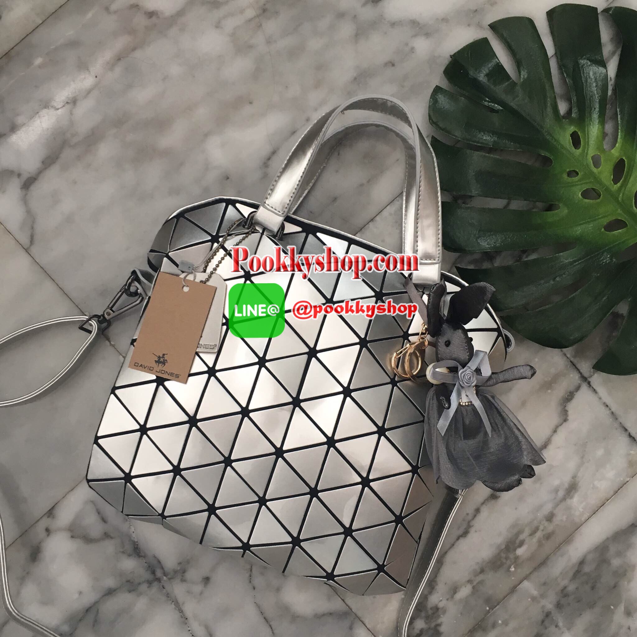 สีใหม่ Metallic Silver ทรงสุดฮิตจากแบรนด์ David Jones ใบนี้ มาพร้อมกับน้องกระต่ายสีเข้า set กับกระเป๋าคะ กระเป๋า ทรง Tote ตัวกระเป๋าเย็บติด ด้วยแผ่นอคิลิค สีดำสุดหรู ดีไซน์เกร๋ จุดเด่นที่ น้ำหนักเบา สามารถ ถือ หรือ สะพายไหล่ได้คะ ใบใหญ่จุของคุ้ม แต่น้ำหนั