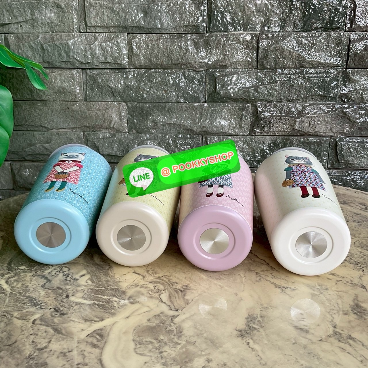 kusuguru Japan Stainless Tumbler Cup แก้วน้ำสแตนเลส ปริมาณสุทธิ 400 ml มาพร้อมกับลายแมวญี่ปุ่นน่ารักๆ แก้วพิมพ์ลาย แมว 2 ด้าน ด้านหน้า และ ด้านหลังแก้วค่ะ เก็บความร้อนเย็นได้ยาวนาน 12 ชม. มีฉนวนกันร้อน/เย็น โครงสร้างคู่สูญญากาศ มีฝาปิด แถบเลื่อนป้องกันน้ำ