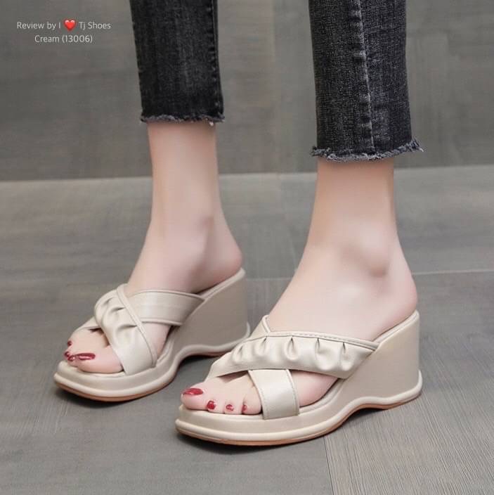 !! พร้อมส่งรองเท้าส้นเตารีดนำเข้าสวยเก๋ขายดีมากๆ !!! - หนังรุ่นนี้นิ่มมากใส่ดีมาก น้ำหนักเบา - มีรูระบายอากาศ ใส่แล้วเท้าไม่อับ - ทรงสวย สวมใส่ง่าย ใส่ได้ตลอดไม่ตกเทรนด์ - จับแมทกับชุดง่าย ใส่แล้วดูเกร๋ดูน่ารักมากๆ