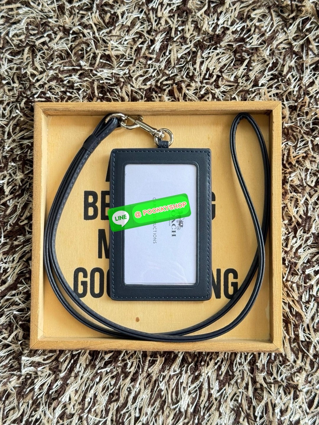 Coach Lanyard In Signature สายคล้องบัตรสุดชิคที่สาวๆออฟฟิต นักเรียนนักศึกษาควรต้องมี ด้านหน้า สามารถใส่บัตรเห็นรูปได้ 1 ใบ และใส่บัตรต่างๆเพิ่มได้อีกถึง 3 บัตรด้วยกัน สามารถถอดสลับสายได้