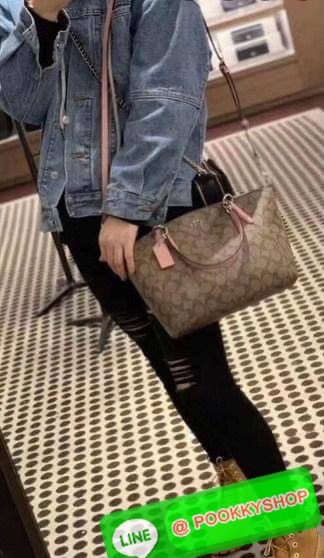 COACH 28989 KELSEY IN SIGNATURE CANVAS SHOULDER BAG กลับมาอีกครั้ง คุณภาพเต็ม100 เหมือนเดิม ไม่หักเลยจ้าา กระเป๋าทรงพัด หิ้วหรือสะพายข้างได้ หนังแท้ลายแคนวาส หนังนิ่มมากๆ สัมผัสแล้วคือใช่เลยจ้าา! เปิด-ปิดกระเป๋าแบบซิป ปากกระเป๋ากว้างหยิบจับสัมภาระง่าย ภาย