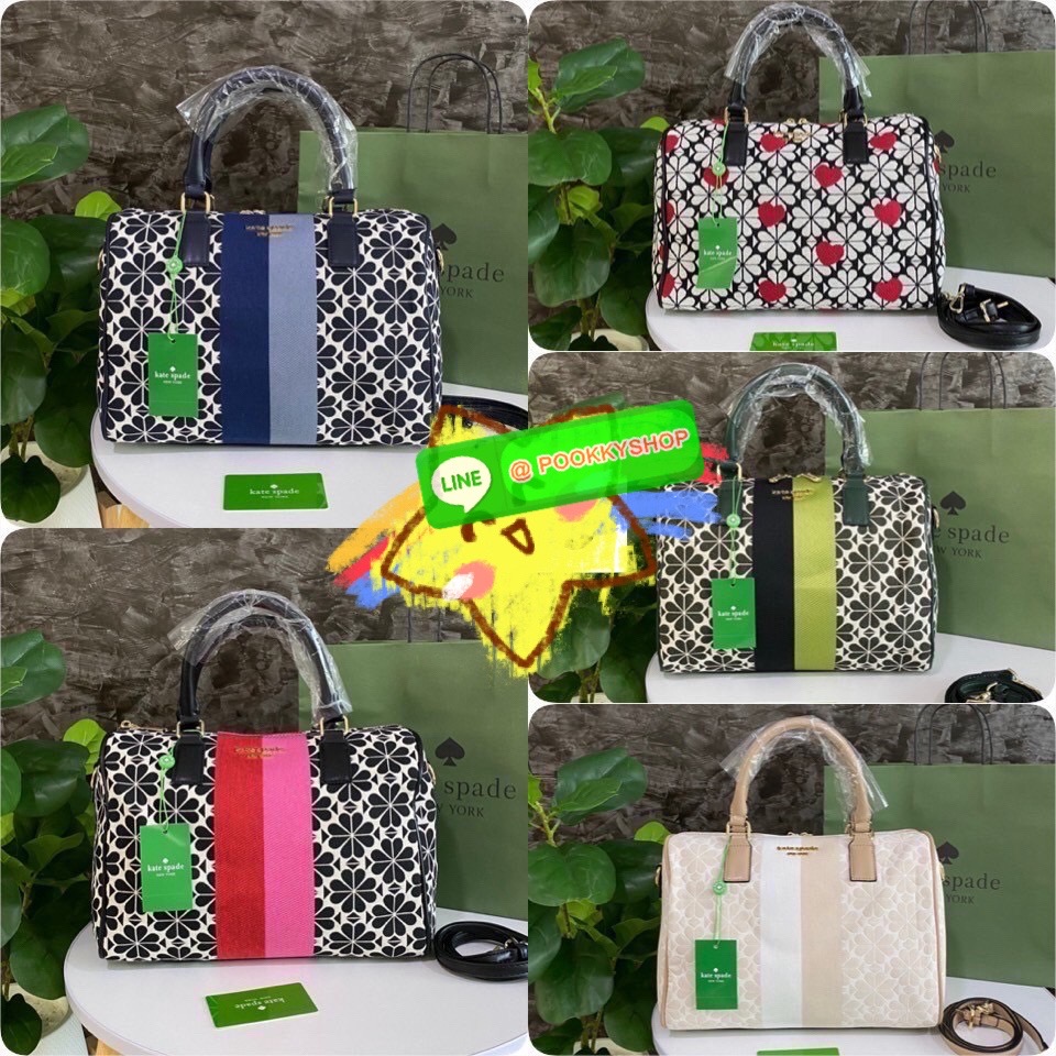 KATE SPADE NEW YORK SPADE FLOWER JACQUARD MANHATTAN DOCTORS BAG กระเป๋าถือหรือสะพายใบใหญ่ทรงหมอน โดดเด่นด้วยลวดลายเอกลักษณ์ทั้งใบ ด้านหน้าตกแต่งด้วยชื่อแบรนด์ เปิด-ปิดกระเป๋าด้วยซิปคู่ ด้านในโล่งกว้าง จุของได้เยอะมากค่ะ มีช่องซิปเล็กและช่องใส่ของจุกจิกค่ะ