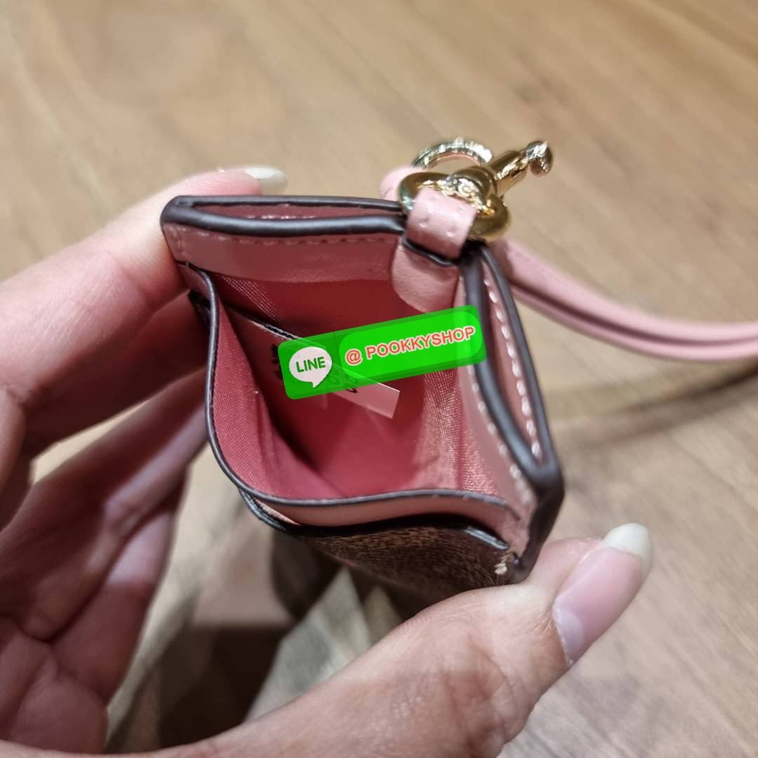 กระเป๋าใส่บัตรคล้องคอ Coach card holder ราคาพิเศษสุดๆ!!! ของหายาก!! ง่ายๆแบบไม่ธรรมดา!! คลาสสิคแต่มีดีเทลโดดเด่น!! กระเป๋าถนอมบัตร พร้อมสายคล้องคอ ดีไซน์ลวดลายสวย ดูดีทุกแบบ ใช้งานง่าย พกพาสะดวก จะใส่บัตรพนักงาน บัตรเครดิต บัตรปชช. ใบขับขี่ และบัตรอื่นๆที