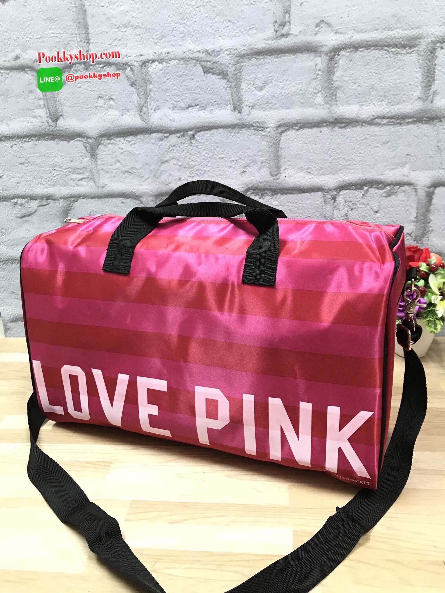 VICTORIA' S SECRET premium gift สำหรับสาวๆที่ชอบเดินทาง ใบนี้แนะนำได้เลยคร้า สีสันสดใส วัสดุnylon polyภายในบุอีก1ชั้น มี1ช่องซิป ด้านหน้าสกรีนโลโก้แบรนด์ เปิดปิดด้วยหัวซิปเดียว มาพร้อมสายสะพาย ปรับฟรีไซส์ กว้างและจุของได้เยอะ น้ำหนักเบา พับเก็บได้ เห