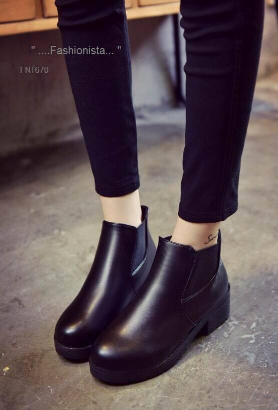 แบบขายดีติดดาว Best Seller!!! งานฮ็อตฮิต รองเท้าบู้ททรงสั้นหุ้มข้อสไตล์ casual วัสดุหนัง pu เนื้อหนานุ่มคุณภาพดี พื้นยางหยักกันลื่นดีเยี่ยม ส้นหนา 2" ทรงแน่นกระชับ เพิ่มฟังค์ชั่นการใช้งานถอดใส่ง่ายและช่วยเพิ่มความยืดหยุ่นสะดวกมากยิ่งขึ้นด้วยขอบยางยืด