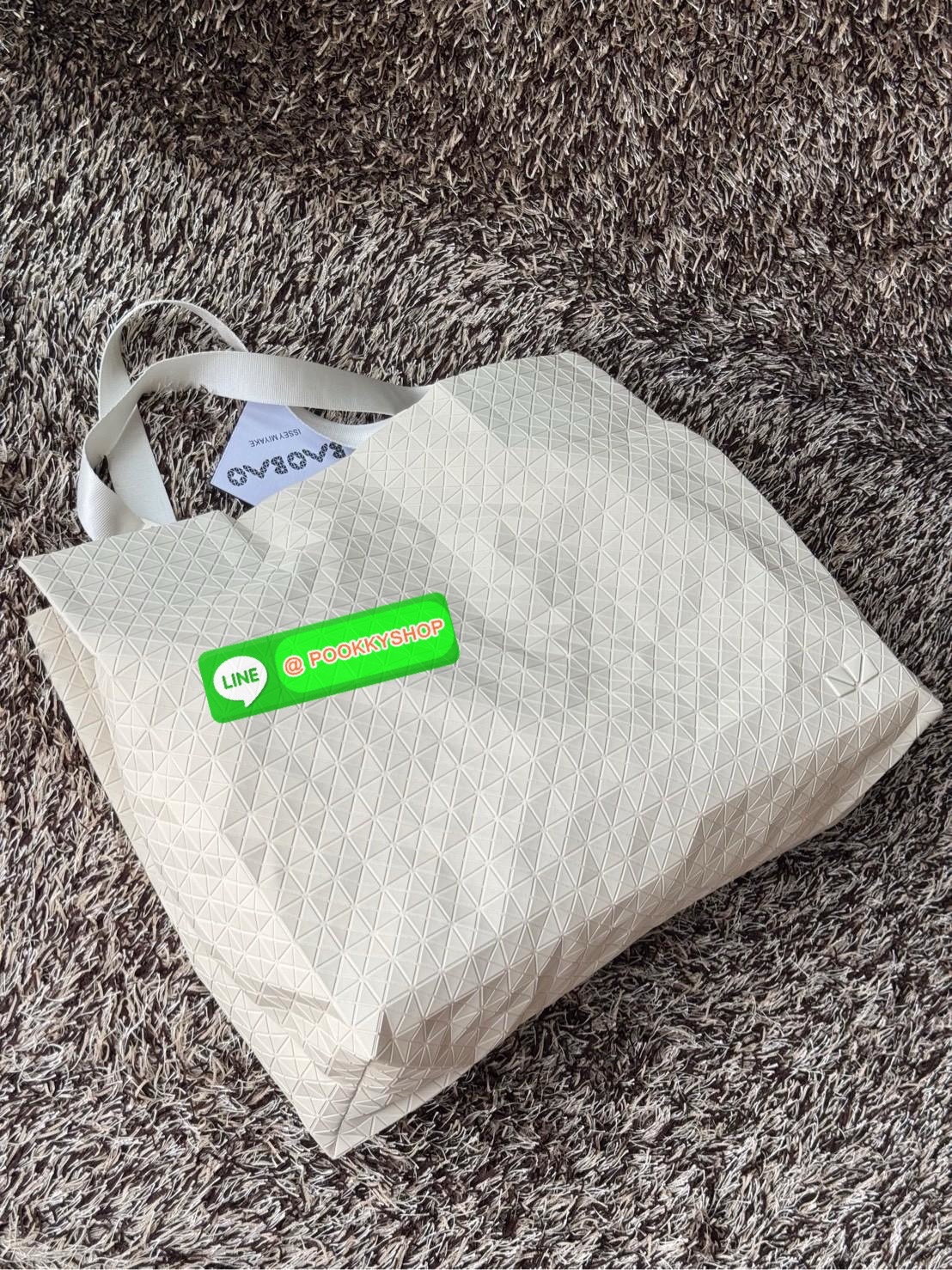 Baobao Issey Miyake Cart geometric L tote bag รูปทรงที่สร้างขึ้นโดยบังเอิญ' เสื้อผ้าที่มีโครงสร้างและได้รับการออกแบบทางวิศวกรรมอันเป็นเอกลักษณ์ของแบรนด์ ส่งต่อไปยังเครื่องประดับที่น่าประทับใจและไร้กาลเวลาเหล่านี้ กระเป๋าโท้ต Cart ประดิษฐ์ขึ้นจากการตั