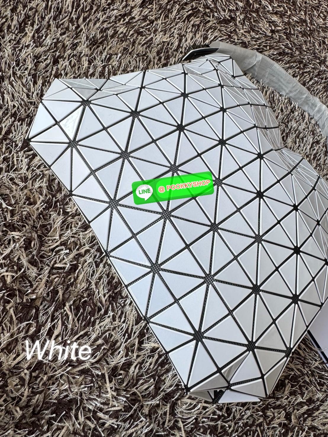 Baobao Issey Miyake Large Baguette เป็นกระเป๋าที่ดูมีมิติและสวยงามด้วยรูปทรงของมัน ซึ่งหูกระเป๋าจะมีความกว้างขึ้นไหล่ได้ได้แบบสบายๆ ใส่ของได้เยอะ ปากกระเป๋ามีช่องซิป ด้านในมีช่องใส่ของเพิ่ม สะดวกสบายพกพาไปได้ทุกที่ รูปทรงกนฃระเป๋าทำให้ดูเรียบง่ายยิ่งขึ้น